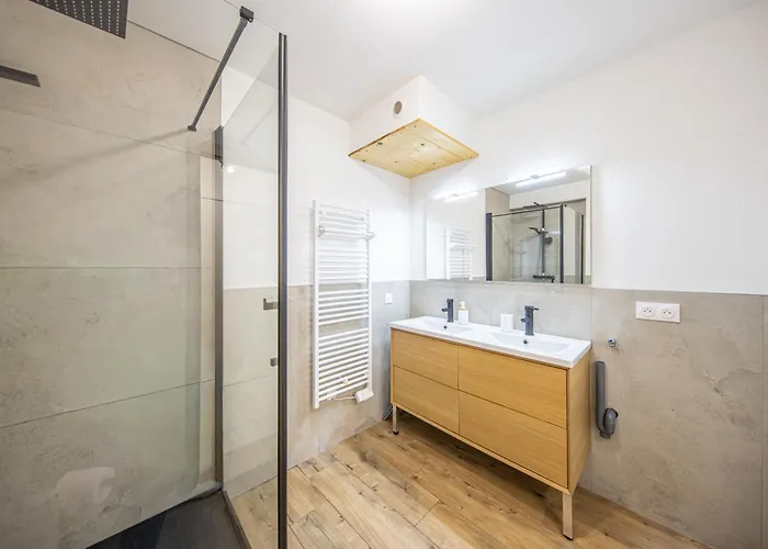 Bright 2 Bedroom I Cozy I Ideal For Family And Business Apartment *